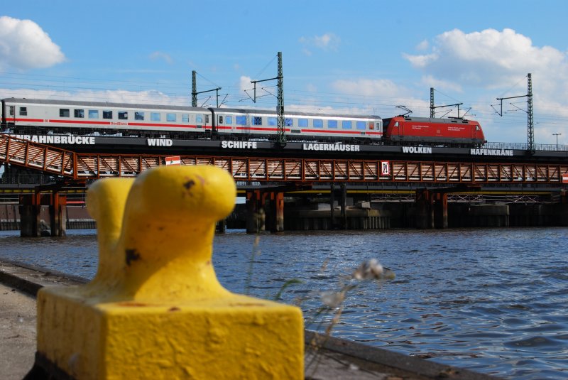 Ein IC verlsst Hamburg HBF ber die Oberhafenbrcke. 16.08.09