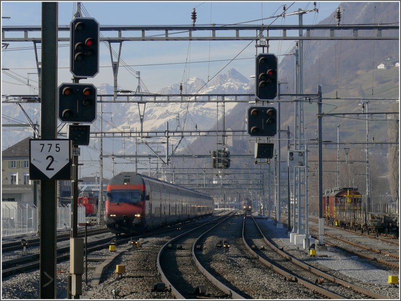 Ein IC2000 Dosto verlsst Sargans Richtung Chur und eine Re 4/4 II via Verbindungslinie nach Buchs SG. (29.01.2008)