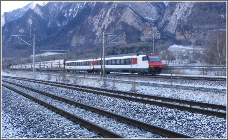 Ein IC2000 DS mit Zusatzwagen saust Richtung Chur. Im Vordergrund verluft die Doppelspur der RhB bei Trimmis. (23.01.2008)