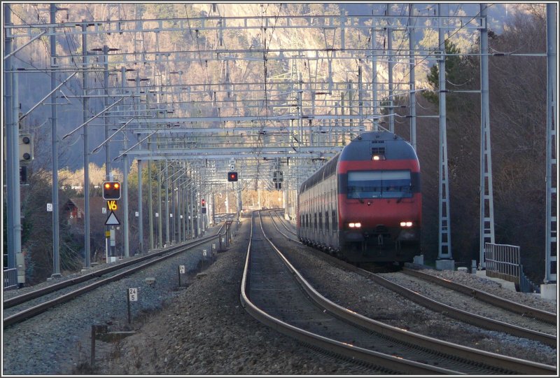 Ein IC2000 DS nhert sich dem Endbahnhof Chur. Fotografiert vom Bahnsteig der neuen RhB Haltestelle Chur Wiesental. (08.12.2007)