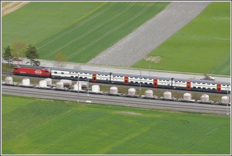 Ein IC2000 passiert die in Trimmis abgestellten Mohrenkpfe der RhB. (18.03.2008)