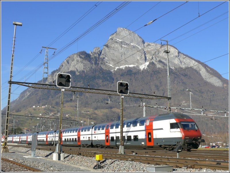 Ein IC2000 verlsst Sargans Richtung Chur am Gonzen 1829m vorbei.(29.01.2008)