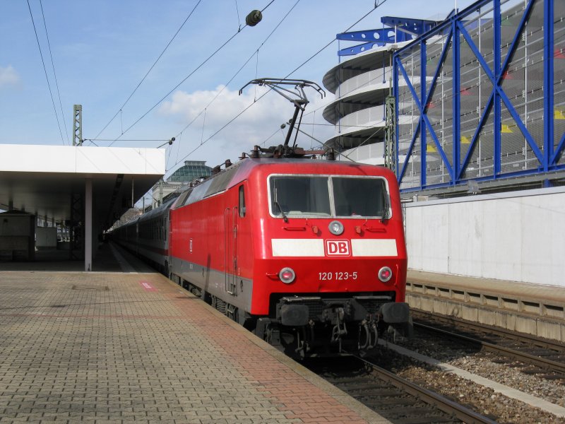 Ein IC2112 von Stuttgart Hbf nach Hamburg-Altona.Am 15.03.08 in Mannheim Hbf.