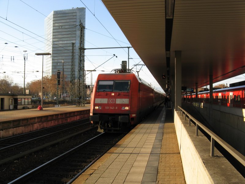 Ein IC2113 von Hamburg-Altona nach Stuttgart Hbf.Am 11.01.08 in Mannheim Hbf.