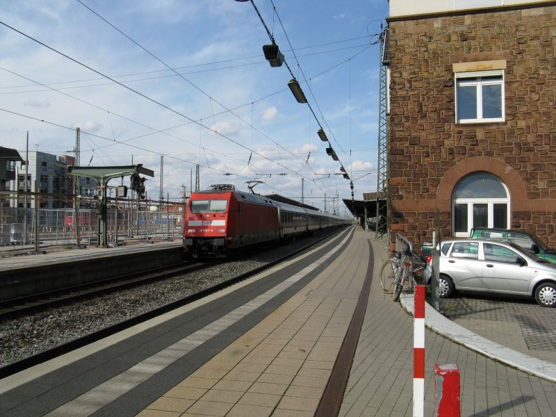 Ein IC2113 von Hamburg-Altona nach Stuttgart Hbf.Am 28.03.08 bei der durchfahrt in Worms.