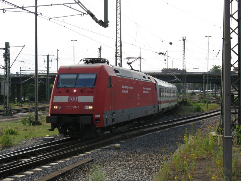 Ein IC2115 von Stralsund Hbf nach Stuttgart Hbf mit +5.Am 06.06.08 bei der einfahrt in Mannheim Hbf.