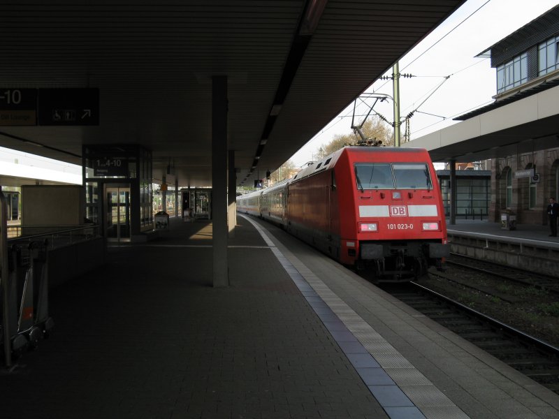 Ein IC2116 von Stuttgart Hbf nach Stralsund Hbf.Am 26.04.08 bei der ausfahrt in Mannheim Hbf.
