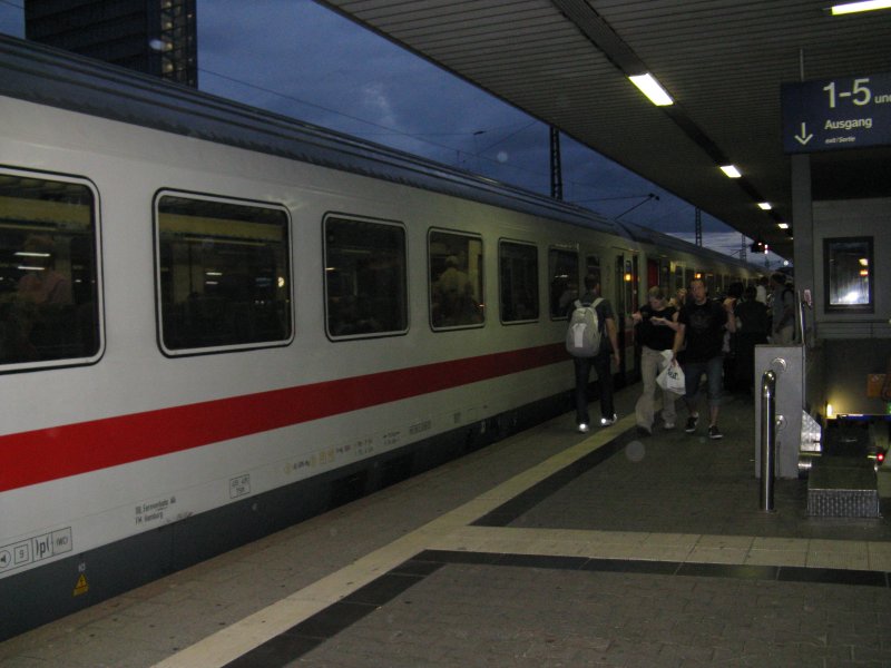 Ein IC2213 von Ostseebad Binz nach Stuttgart Hbf mit +30.Am 06.07.08 beim Halt in Mannheim Hbf.