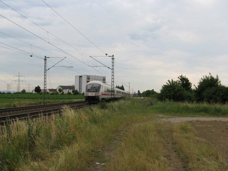 Ein IC2311 von Westerland(Sylt) mit Kurswagen aus Dageb�ll Mole nach Heidelberg Hbf.Dieser Zug wurde wegen Bauarbeiten �ber Gro�-Gerau umgeleitet.Am 22.06.08 bei der durchfahrt in Lampertheim.