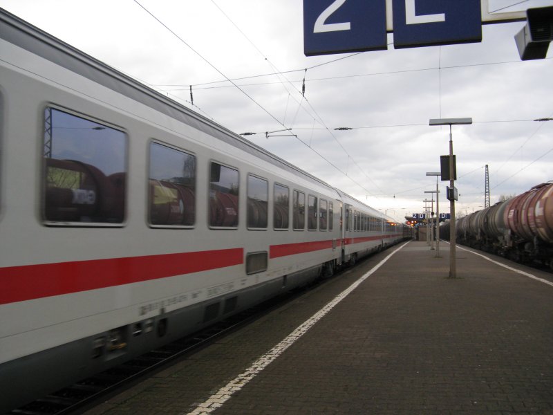 Ein IC2373 von Stralsund nach Karlsruhe Hbf.Am 27.03.08 in Bensheim.