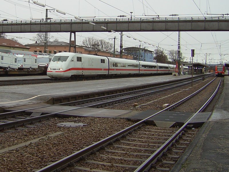 Ein ICE 1 am 02.02.2008 bei der Durchfahrt in Rosenheim. 