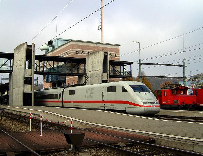 Ein ICE 1 am 03.11.2007 in Spiez bei einem Zwischenhalt und auf einem Abstellgleis stehet eine Tem 2/2 der BLS