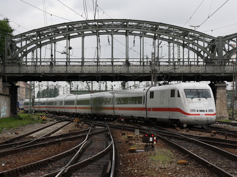 Ein ICE 1 am 16.05.2009 bei der Fahrt ins BW in M�nchen Hbf. (Bahnbildertreffen)
