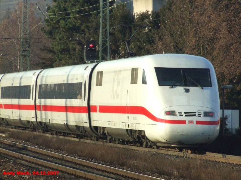 Ein ICE 1 auf dem Weg nach Stuttgart Hbf durchfhrt Altbach am 24.12.2007