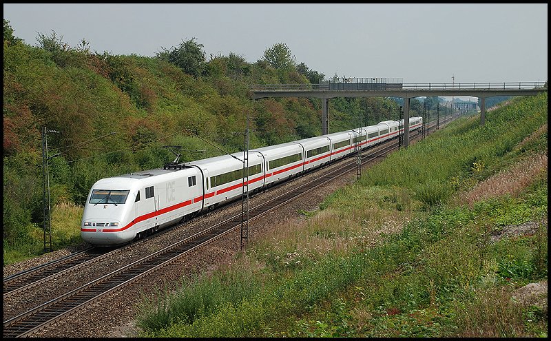 Ein ICE-1 ist auf der Fahrt nach Berlin-Ostbahnhof. Aufgenommen in den Sommerferien 2008 bei Hattenhofen.