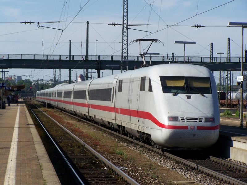 Ein ICE-1 im Bahnhof Ingolstadt, dieser Zug furh wie beinahe alle anderen von Mnchen Hbf nach Hamburg-Altona. Aufgenommen am 20.05.07