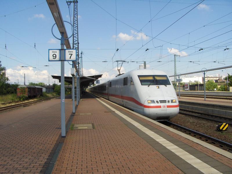 Ein ICE 1 bei der Durchfahrt in Hanau Hbf am 09.07.2005.