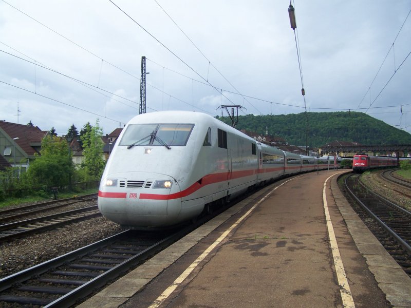 Ein ICE-1 bei der Durchfahrt im Bahnhof Geislingen/Steige. Dieser Zug fuhr nach Mnchen Hbf. Aufgenommen am 09.05.07