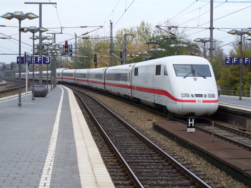 Ein ICE-1 bei der Durchfahrt durch Berlin-Zoologischer Garten. Der Zug fuhr als ICE 692 von Mnchen Hbf nach Berlin-Ostbahnhof via. M-Pasing, Augsburg Hbf, Ulm Hbf, Stuttgart Hbf, Mannheim Hbf, Frankfurt(Main) Hbf, Hanau Hbf, Fulda, Kassel-Whl, Gttingen, Hildesheim Hbf, Braunschweig Hbf, Berlin-Spandu, Berlin Hbf. Aufgenommen am 29.Oktober 2007.