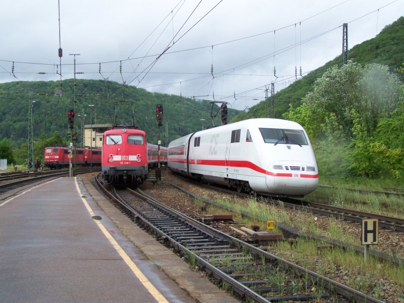 Ein ICE-1 bei der Durchfahrt in Geislingen/Steige. auf Gleis 3 Ragierte eine Br.110, whrend zwei E-Loks der Br.151 auf einem Abstellgleis standen. Aufgenommen am 09.05.07