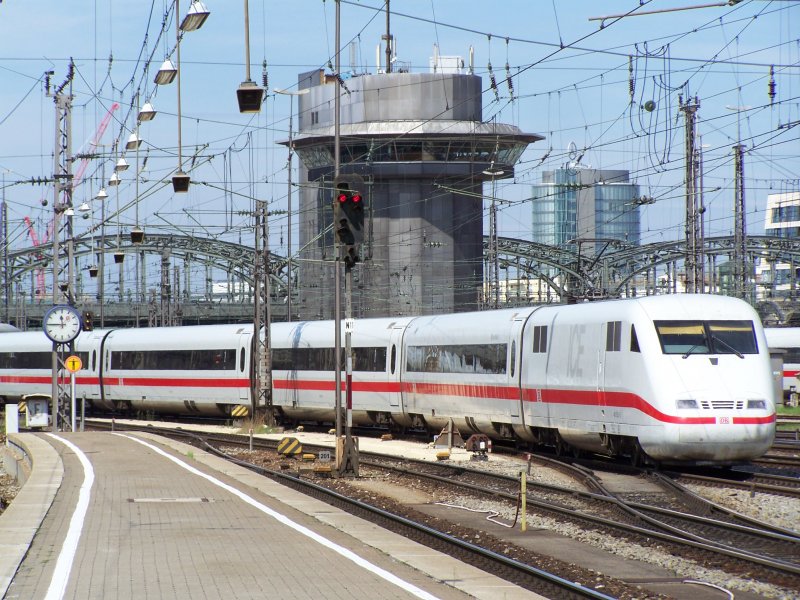 Ein ICE-1 bei der Einfahrt nach Mnchen Hbf. Der Zug kam aus Hamburg-Altona und endete in Mnchen Hbf. Aufgenommen im August 2007
