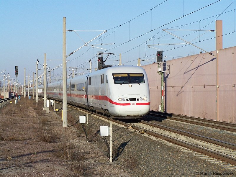 Ein ICE-1 bescheunigt bei der Durchfahrt des Bahnhofes Baden-Baden. Aufgenommen am 16.Februar 2008.
