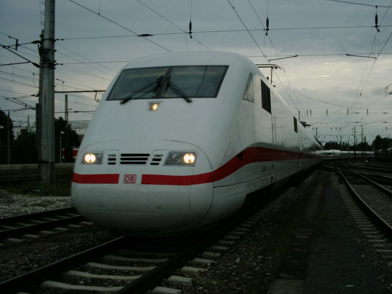Ein ICE 1  biegt ab , von der Strecke Passau-Wels in die Westbahn. Ganz schn lang - ein ICE 1 besteht aus 12 - 13 Mittelwagen. [10.08.06]