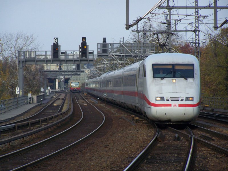 Ein ICE-1 (Br.401) auf dem Weg von Berlin-Ostbahnhof mit dem Ziel Stuttgart Hbf. Hier in Berlin-Zoologischer Garten am 29.Oktober 2007. im Hintergrund steht eine Berliner S-Bahn am S-Bahnhof Tiergarten.