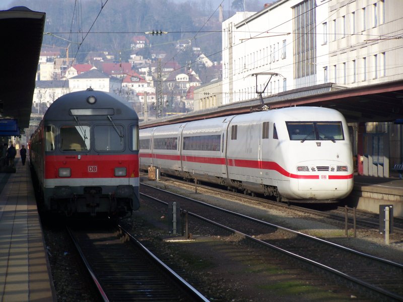 Ein ICE-1 (Br.401) bei der Ausfahrt aus ulm Hbf. Dieser ICE fuhr als ICE 596 nach Berlin-Ostbahnhof. Links befindet sich ein Karlsruher-Stw. auf Gl.2 des Ulmer Hbfs. Aufgenommen am 19.Dezember 2007
