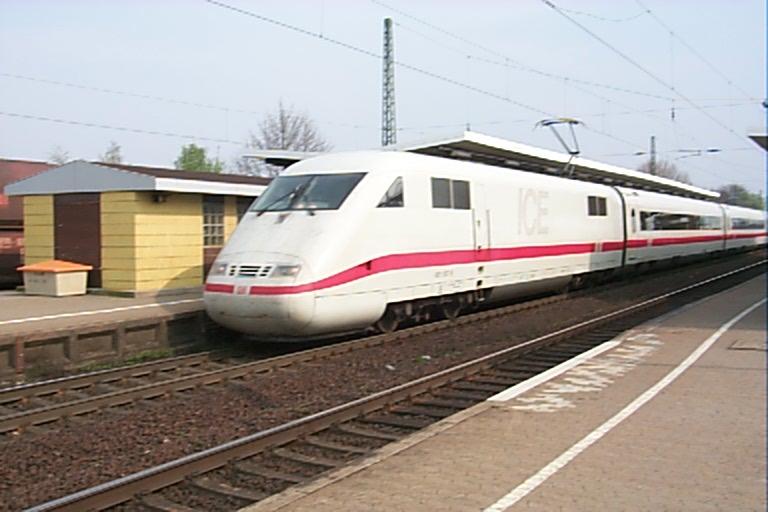 Ein ICE 1 durchfhrt am 16.4.05 um 16:02 Uhr als ICE 538 (von Hannover nach Bremen) den Bahnhof  Nienburg (Weser) 