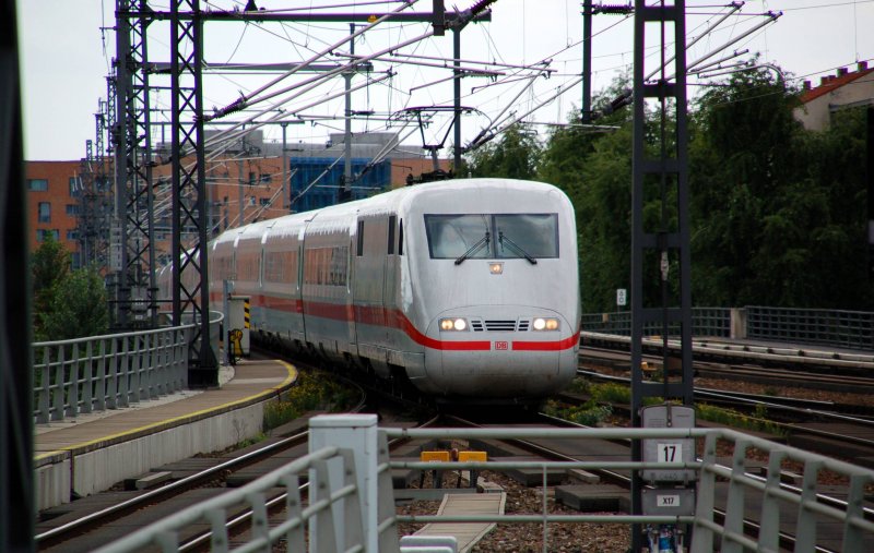 Ein ICE 1 erreicht am 11.07.09 den Berliner Hbf. Danke fr´s Fernlicht!!!