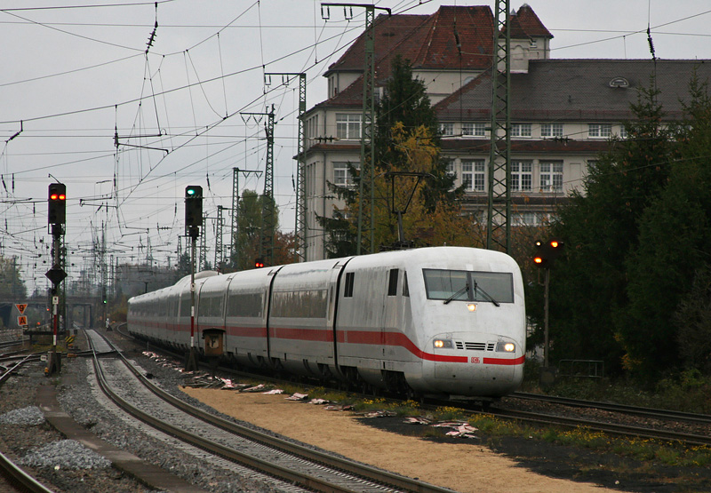 Ein ICE 1 fhrt als ICE 595 am 25.10.2009 durch A.-Oberhausen.