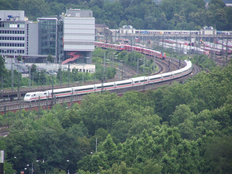 Ein ICE 1 fhrt am 27.Juni 2007 in den Bahnhof Stuttgart HBF ein. Er kam vermutlich aus Hamburg-Altona. Reschts im Hintergrund sind mehrere RE und Fernzge Abgestellt. Bei genauerem betrachten, sieht man den TGV im Abstellbereich.