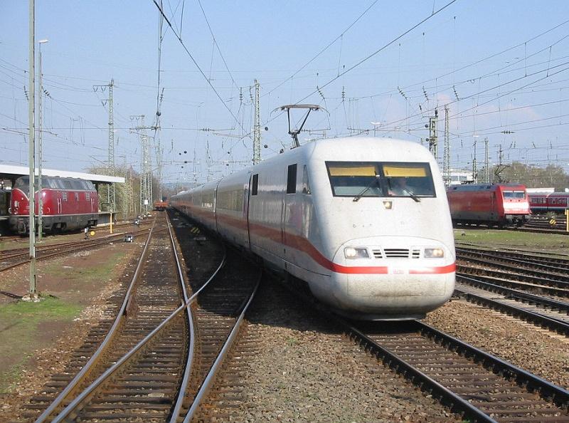 Ein ICE 1 fhrt am 03.04.2005 aus Richtung Mannheim kommend in den Hauptbahnhof von Karlsruhe ein. Ganz links ist leider teilweise verdeckt eine BR 221 zu sehen. Sie ist in einem ffentlich nicht zugnglichen Bereich abgestellt, der eigentlich zu dem benachbarten Postamt gehrt, aber schon seit einiger Zeit nicht mehr fr Postzwecke genutzt wird. Oft stehen dort Bauzge. Da in diesen Zeit einiges an Gleisarbeiten im Bahnhof durchgefhrt wurde, nehme ich an, dass die Lok einem privaten Anbieter von Bauzugleistungen gehrt.