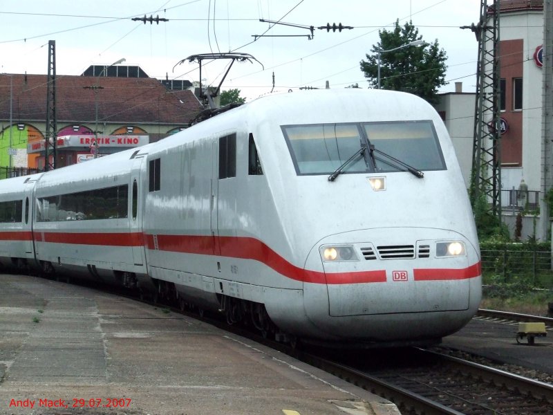 Ein ICE 1 fhrt aus Richtung Basel in den Bahnhod Offenburg ein. (29.07.2007)