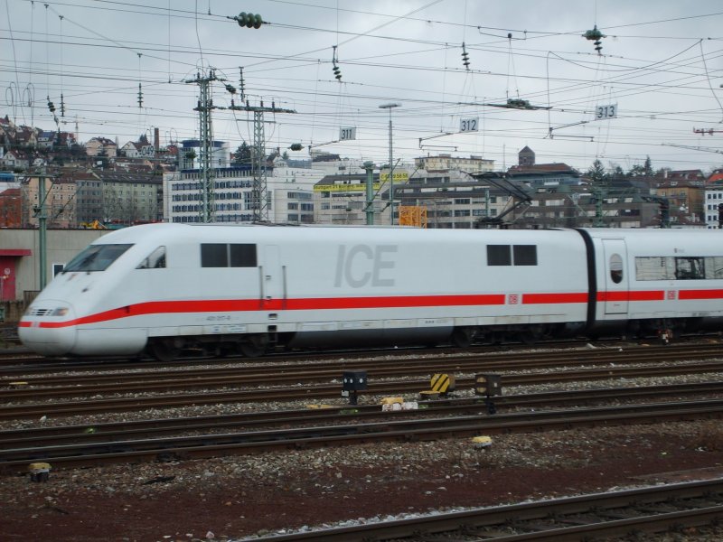 Ein ICE 1 fhrt von Berlin nach Mnchen in den Stuttgarter Hbf ein. 23.02.09 