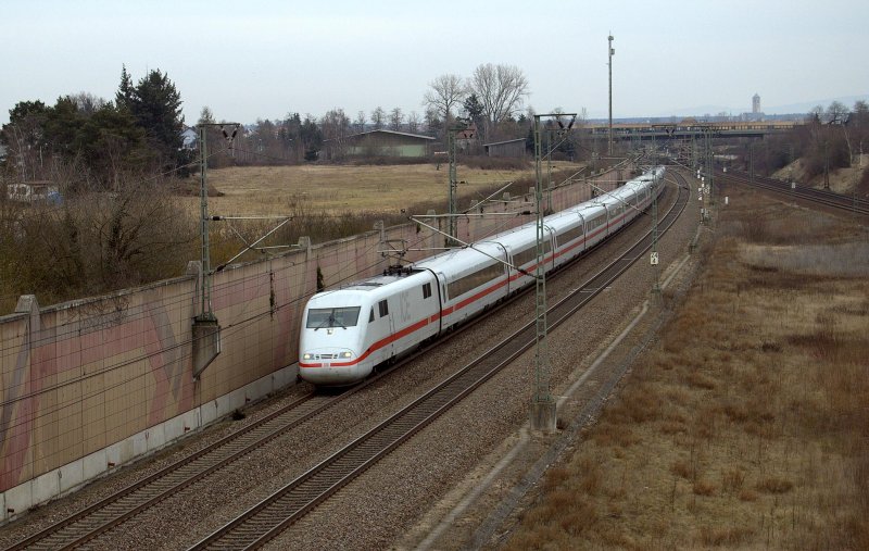 Ein ICE 1 fhrt in Neuluheim von Mannheim kommend auf der Schnellstrecke Richtung Stuttgart. 02.02.2009