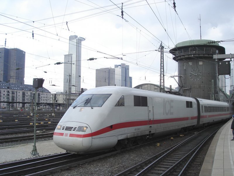 Ein ICE 1 fhrt im Sommer 2006 aus dem Frankfurter HBF aus. Im Hintergrund kann man das mitlerweile ausgeschlachtete Stellwerk sehen.