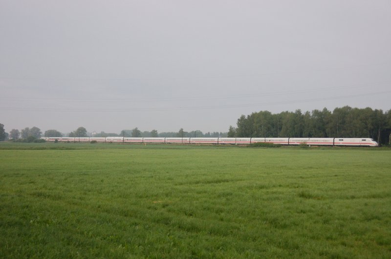 Ein ICE 1 im frhen Morgenlicht dem Mindeltal folgend. KBS 980 Augsburg-Ulm am 28.06.2008