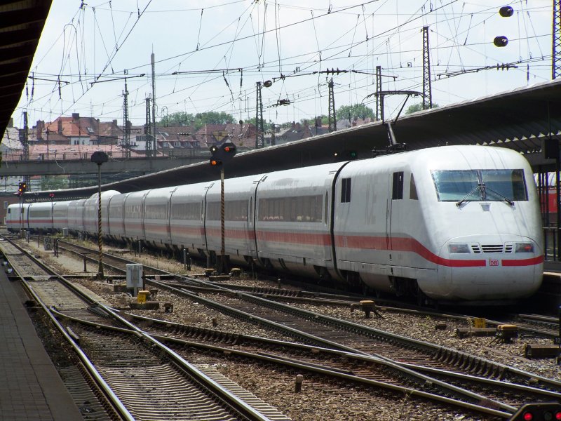 Ein ICE-1 von Hamburg-Altona nach Mnchen Hbf legt einen Zwischenstop in Ulm Hbf ein. Aufgenommen im Sommer 2007 in Ulm Hbf.