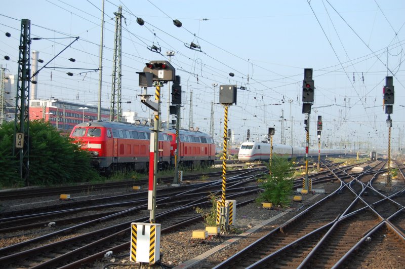 Ein ICE 1 kommt mit voller Garnitur zum Hauptbahnhof. Hier htte ich ein gutes Tele gebraucht, um das Glnzen im Morgenlicht des ICE festzuhalten