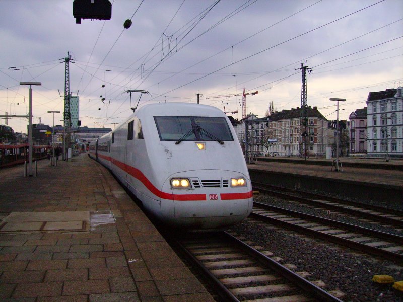 Ein ICE 1 mit Fernlicht steht abfahrbereit in Hamburg-Altona. 28.03.08