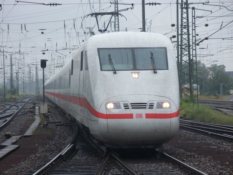 Ein ICE 1 nach Berlin fhrt mit ca. 105 Minuten Versptung in den HBF von Karlsruhe ein, 07.08.07