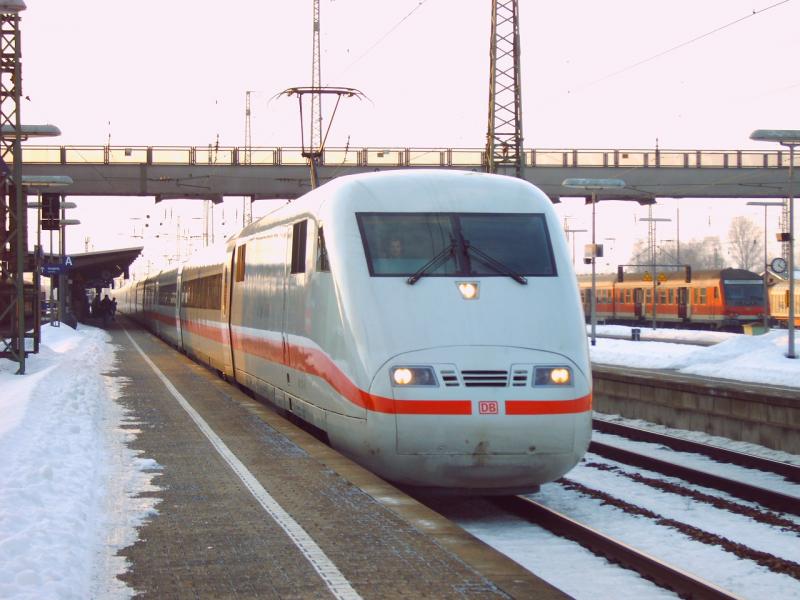 Ein ICE 1 in Plattling mit Reiseziel Wien Westbahnhof