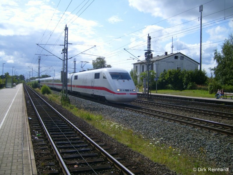 Ein ICE-1 rast mit ca. 200km/h auf dem Weg von Berlin nach Hamburg durch den Bahnhof Bchen.