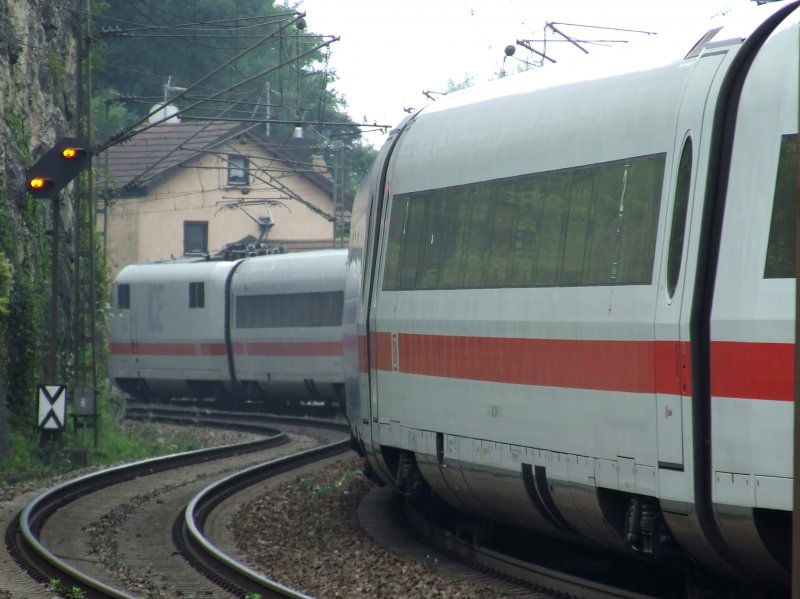 Ein ICE 1 schlngelt sich um die steilen Felsen von Istein in Richtung Basel am 28.08.2008.