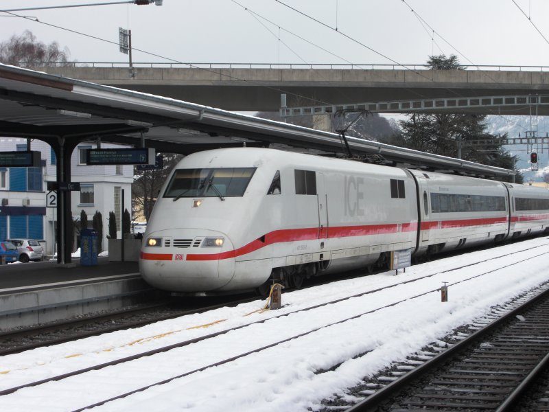 Ein ICE 1 steht in Interlaken Ost bereit zur Fahrt nach Berlin Ostbahnhof, Am 23.02.2008 im verschneiten Berner Oberland
