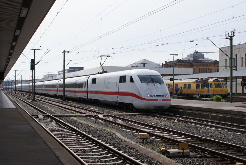 ein ICE 1 steht neben einem Messzug in Hannover Hbf am 09.05.2009