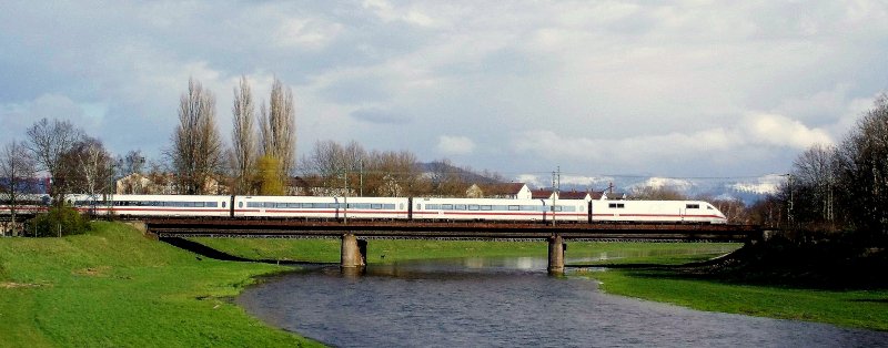 Ein ICE 1 berquert mit Fahrtrichtung Basel Ende Mrz 2008 die Murgbrcke bei Rastatt.