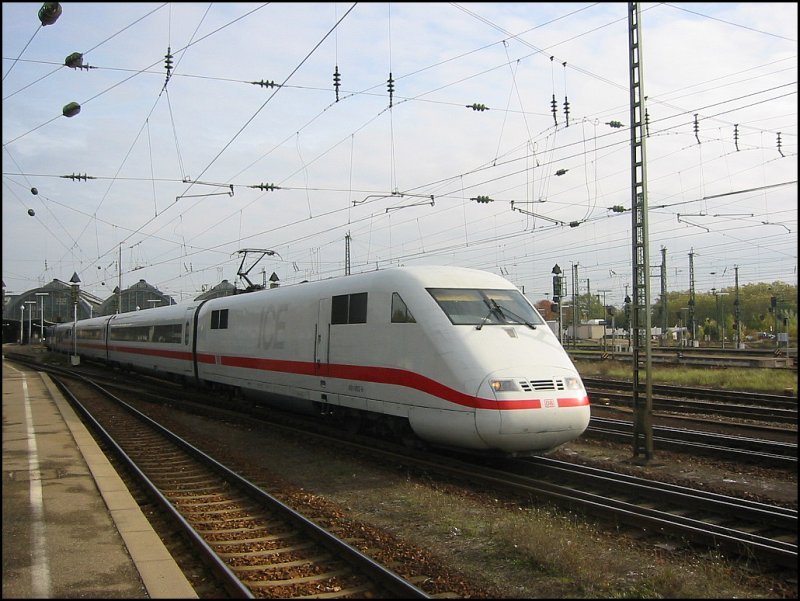 Ein ICE 1 verlsst am 04.11.2006 Karlsruhe Hbf in Richtung Schweiz.